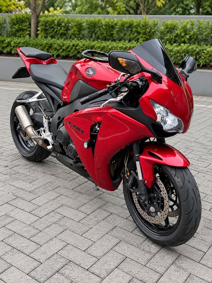 Honda CBR 1000RR Fireblade 2008 vermelha, parada em um pátio